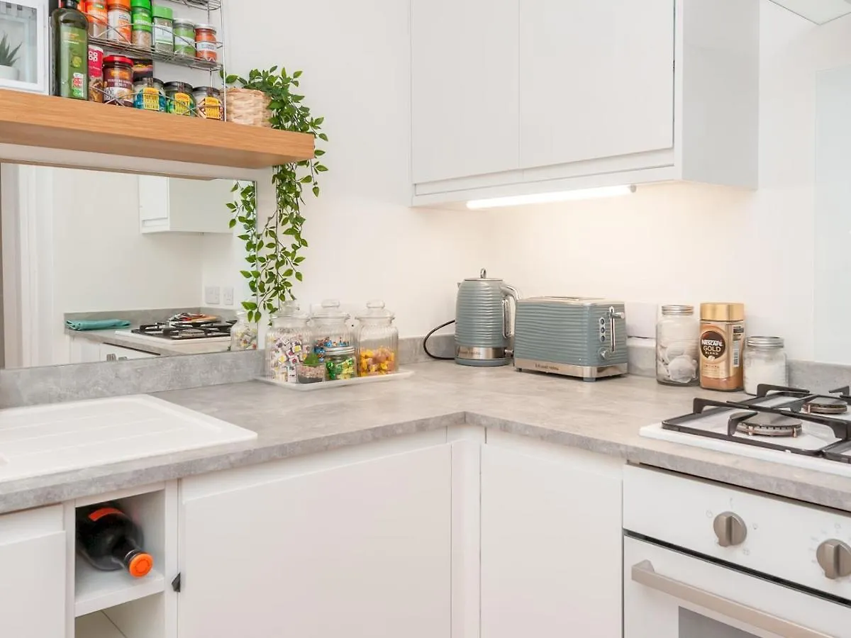Apartment Pass The Keys A Hidden Gem - Summer Bliss Near Roundhay Park Leeds  United Kingdom